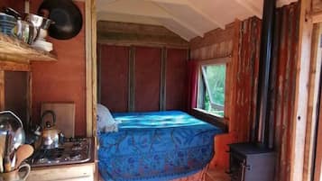 1 bedroom, bed sheets