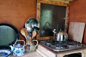 Dapur, cerek elektrik, alat memasak/pinggan mangkuk/perkakas dapur 