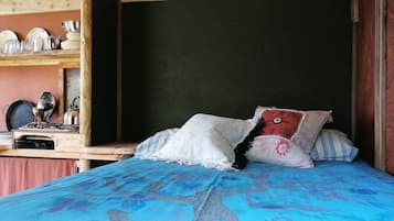 1 bedroom, bed sheets