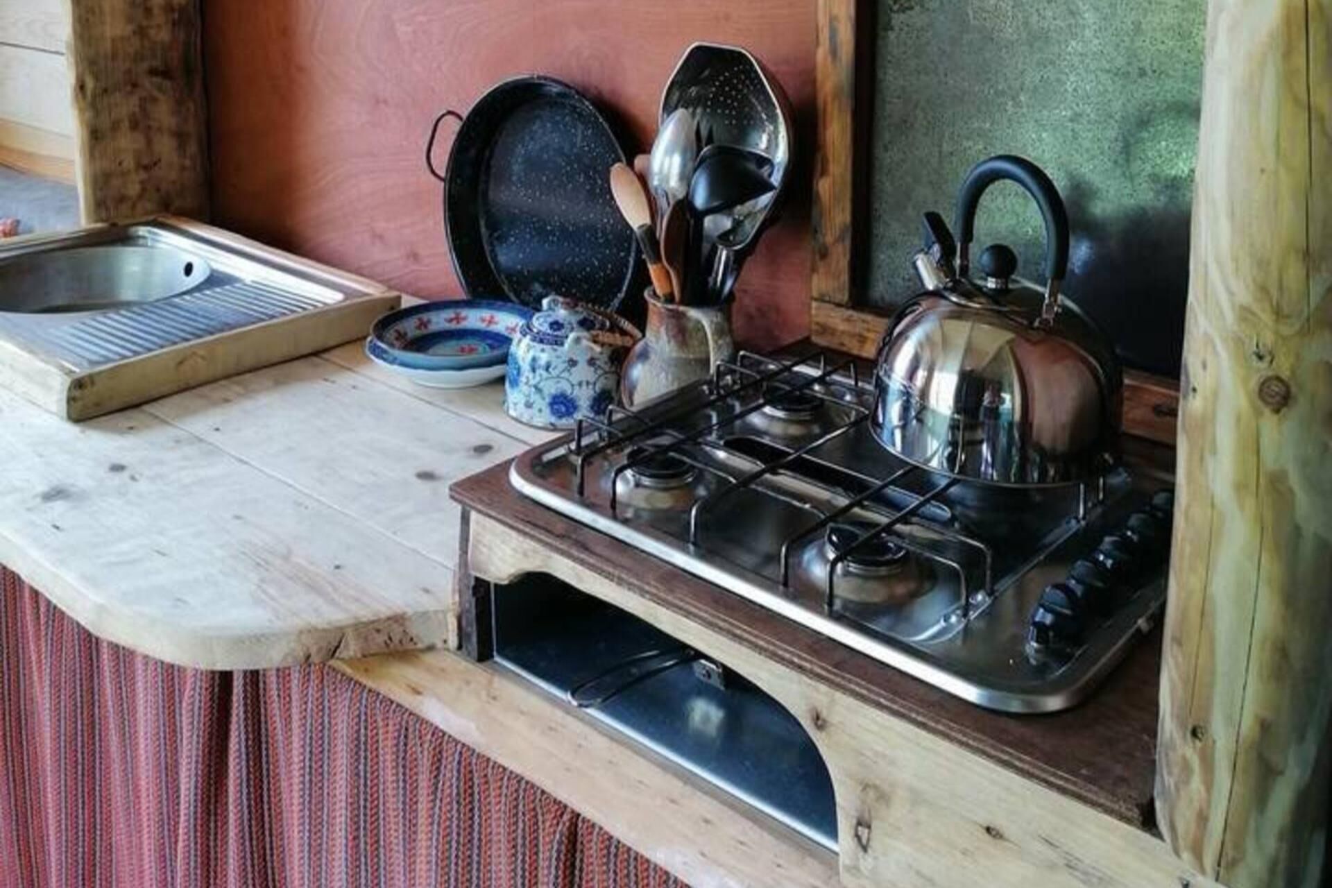 Bếp nấu, ấm điện, dụng cụ nấu nướng/bát dĩa/dao nĩa 