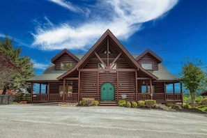 Exterior - Serenity Mountain Pool Lodge, Theater Room, Sleeps 42, Indoor Pool!!! (Sevierville)