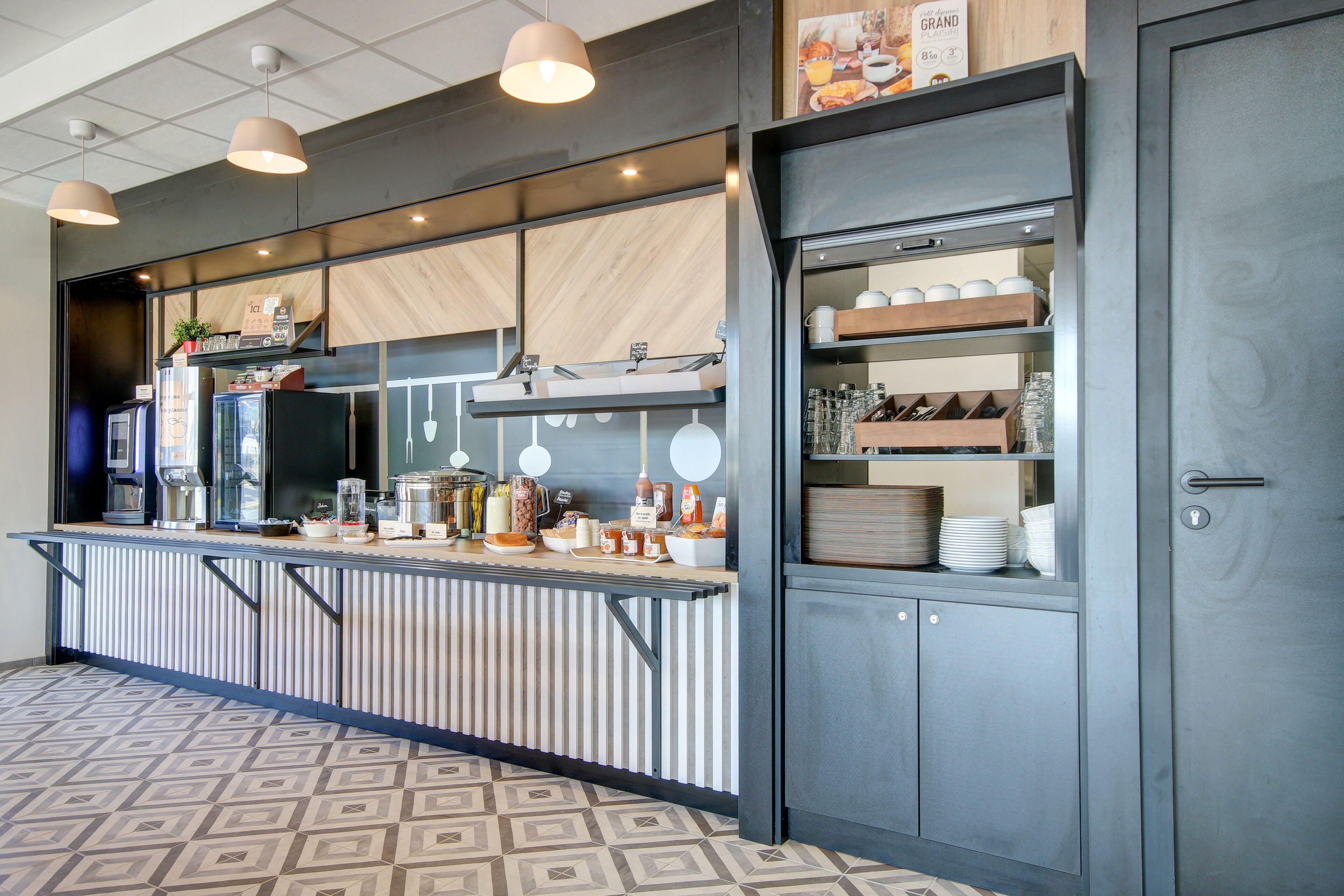 Petit déjeuner buffet servi tous les jours en supplément