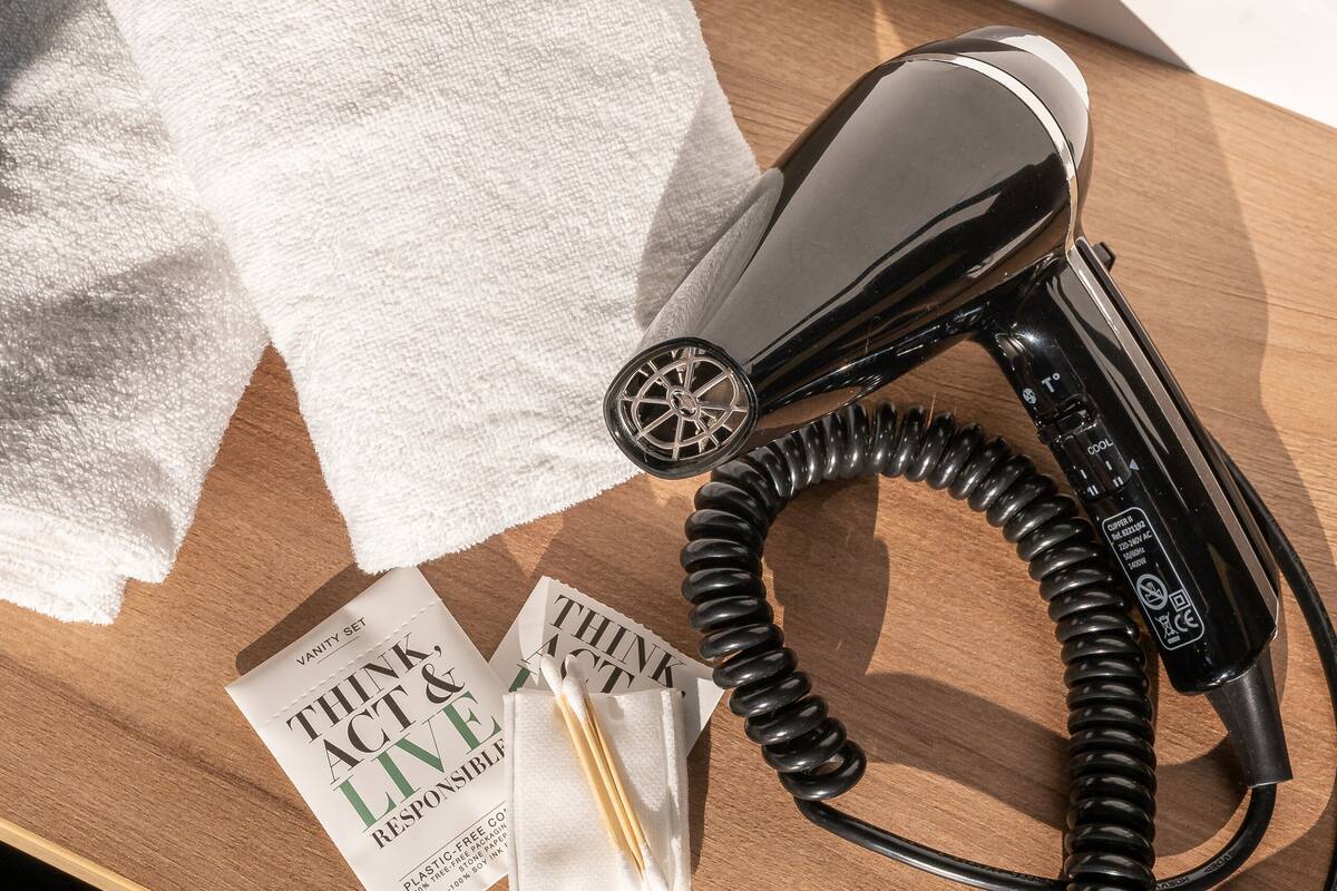 superior double room, non smoking | bathroom amenities | shower, towels, soap, shampoo