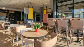 Petit déjeuner buffet servi tous les jours en supplément