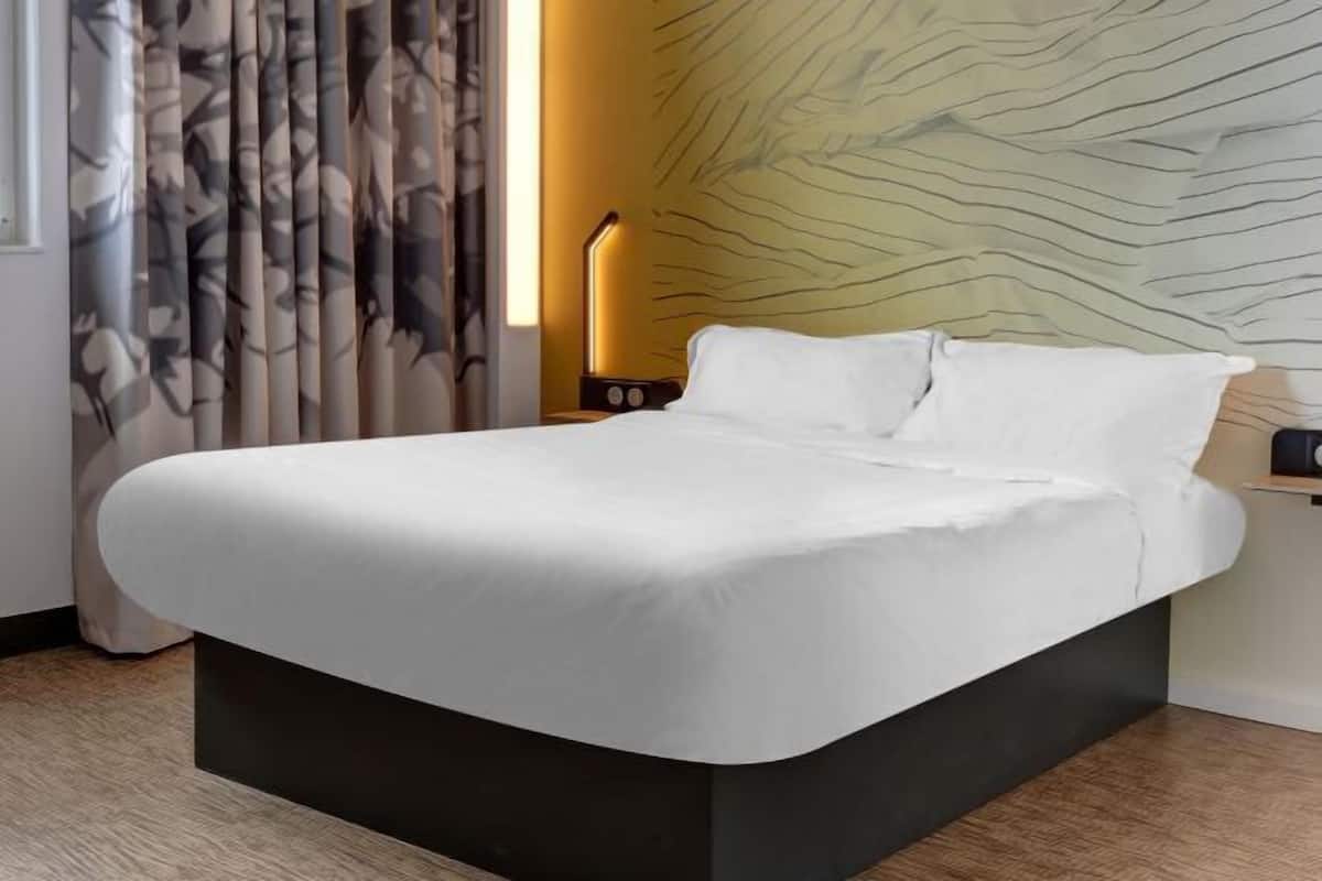 Desk, blackout curtains, free WiFi, bed sheets