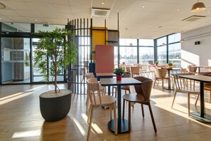 Daily buffet breakfast for a fee - B&B HOTEL Epernay (Epernay)