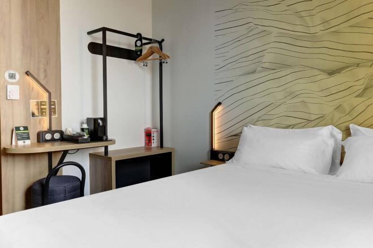 Desk, blackout drapes, free WiFi, bed sheets