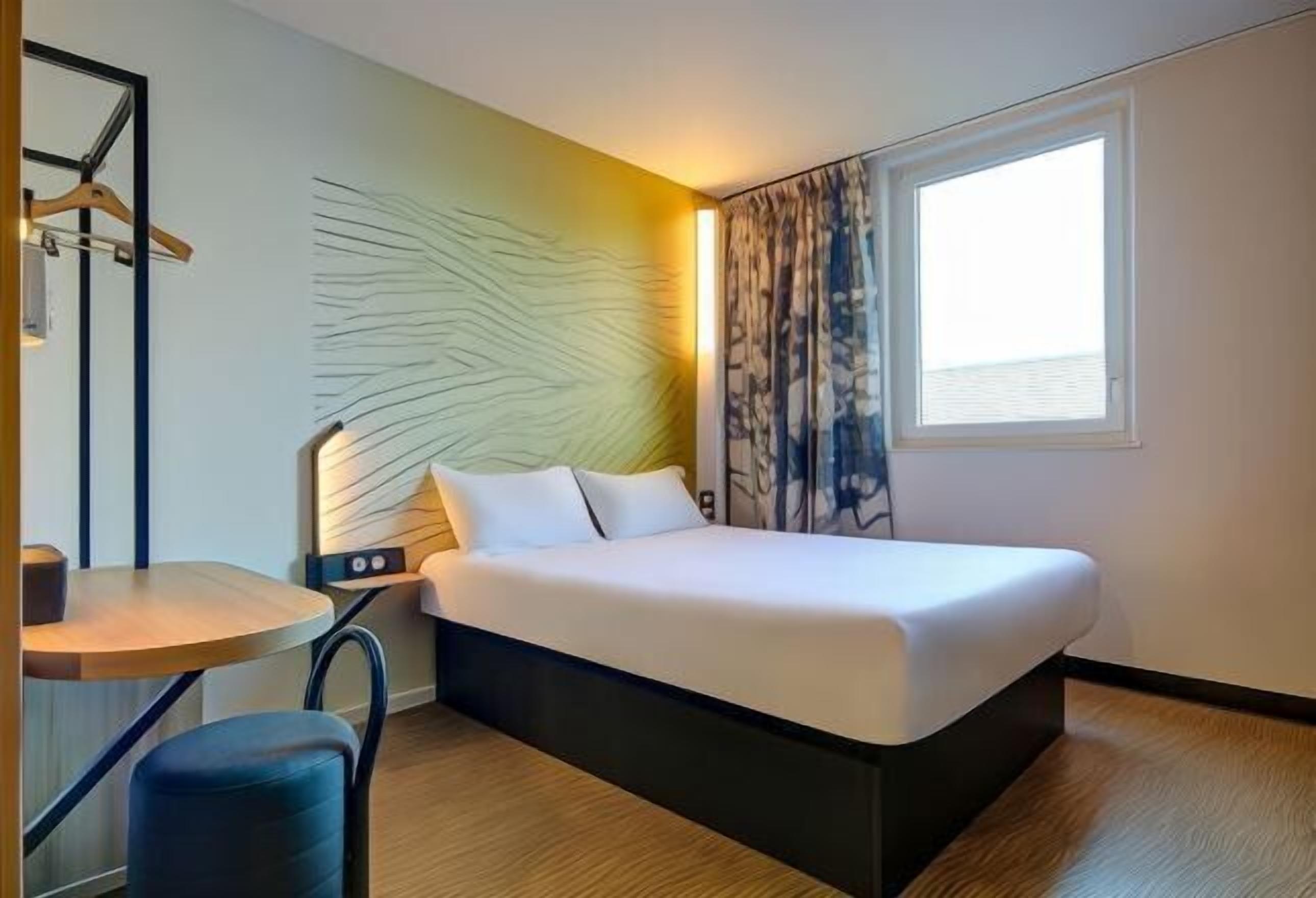 Een bureau, verduisterende gordijnen, gratis wifi, beddengoed