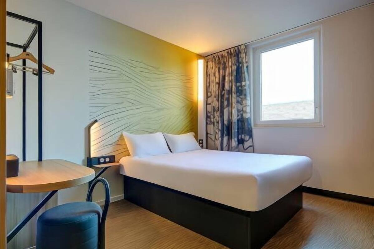 Desk, blackout drapes, free WiFi, bed sheets