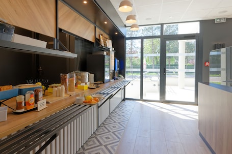 Daily buffet breakfast for a fee. B&B HOTEL Le Touquet