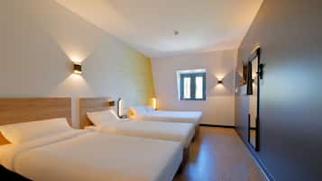 Habitación cuádruple, no fumadores | Escritorio, cortinas opacas, wifi gratis y ropa de cama
