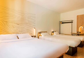 Escritorio, cortinas blackout, wifi gratis y ropa de cama 