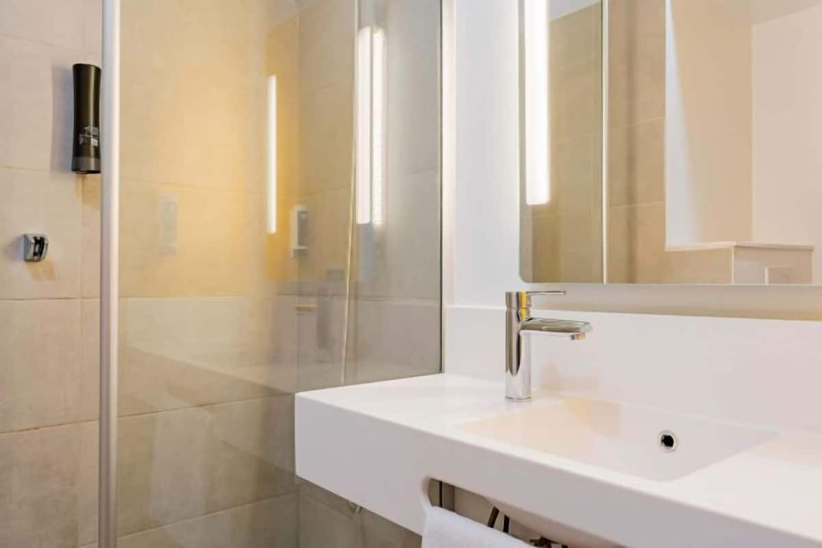Douche, serviettes fournies, savon, shampoing