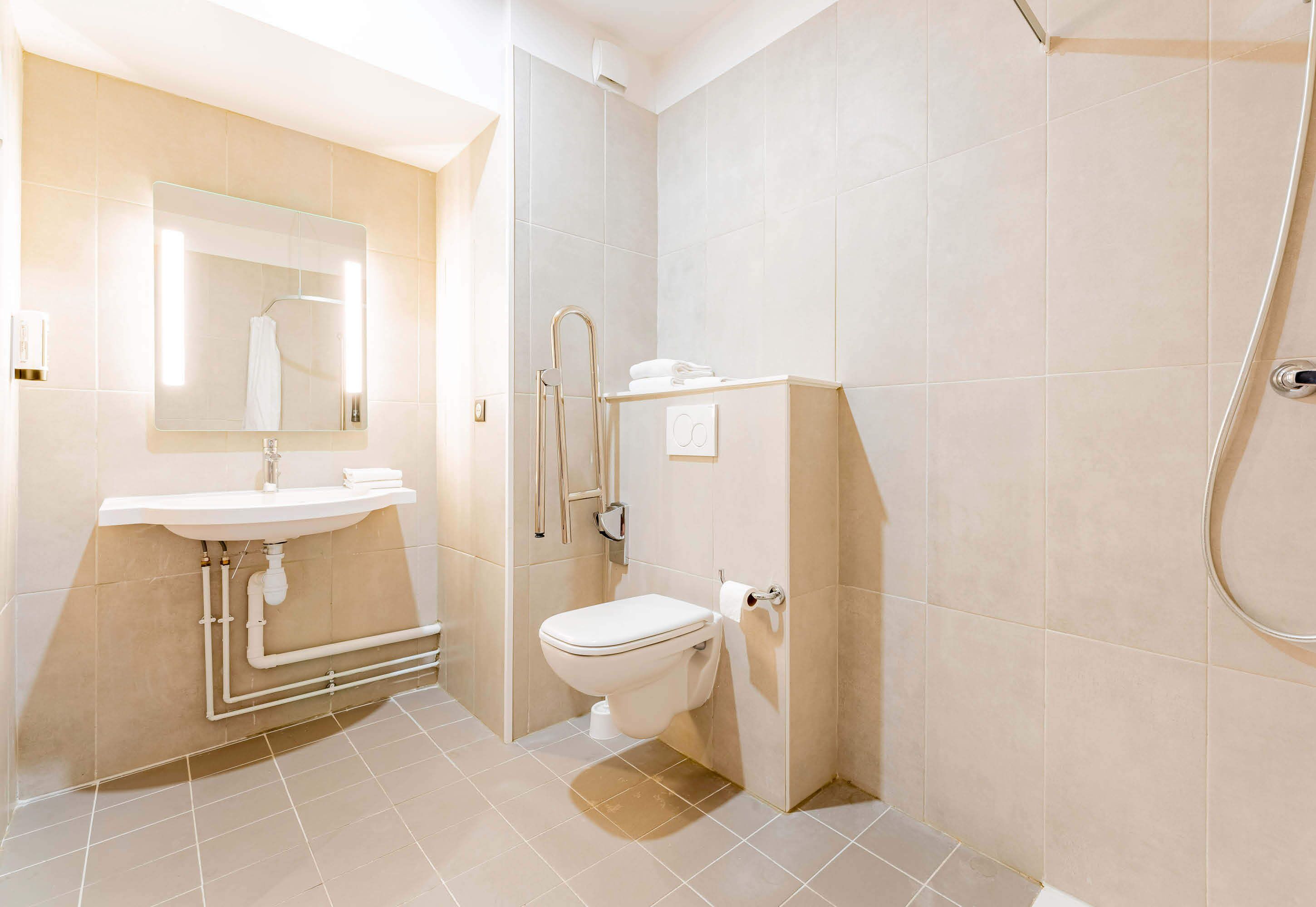 double room, mobility accessible, non smoking | bathroom | shower, towels, soap, shampoo