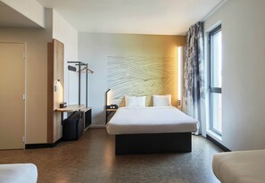 Vierpersoonskamer | Een bureau, verduisterende gordijnen, gratis wifi, beddengoed