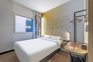 Escritorio, wifi gratis y ropa de cama