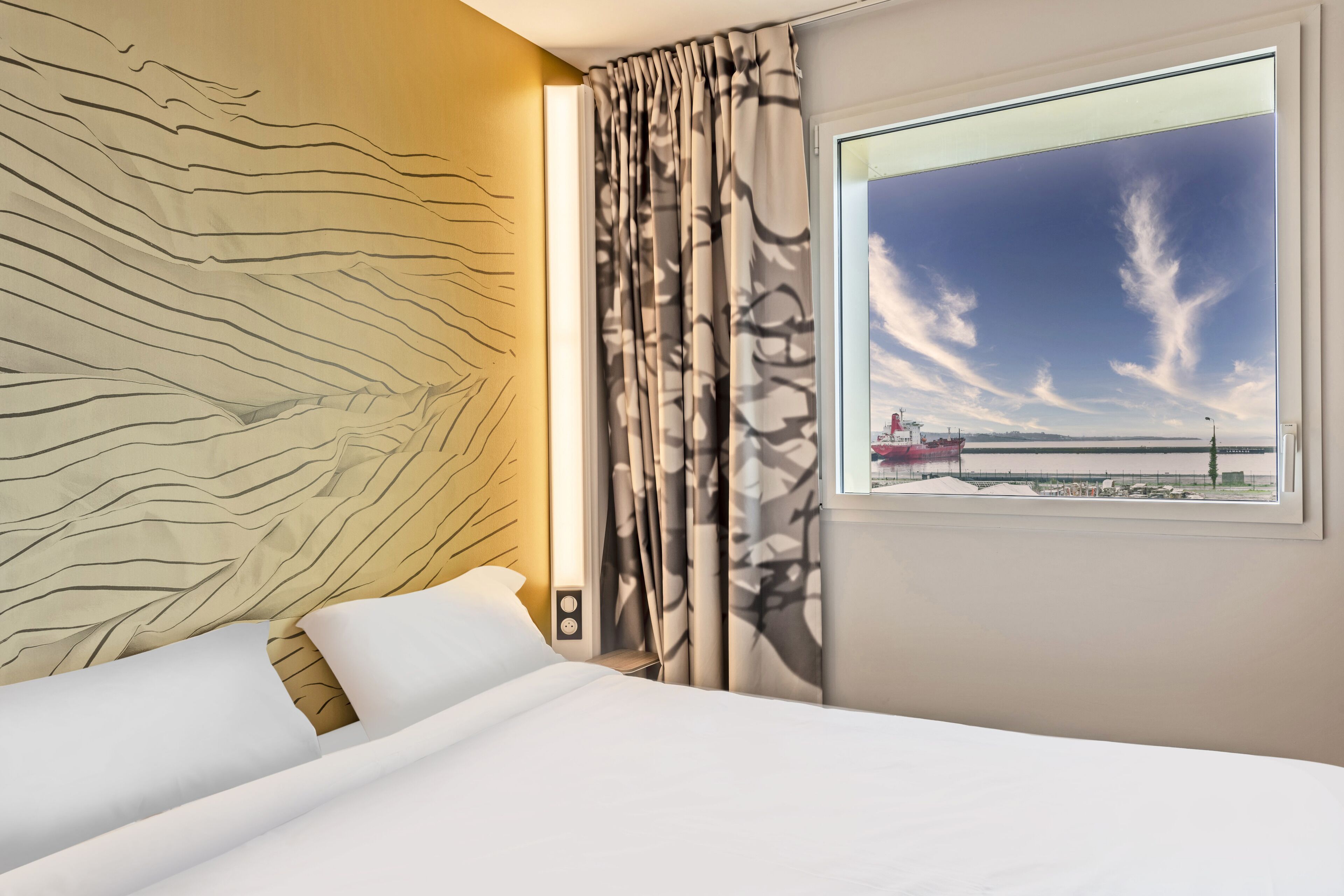 1 bedroom, desk, free wifi, bed sheets