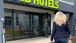 Entrada de hotel con puerta de cristal y un cartel que dice "B&B HOTELS".