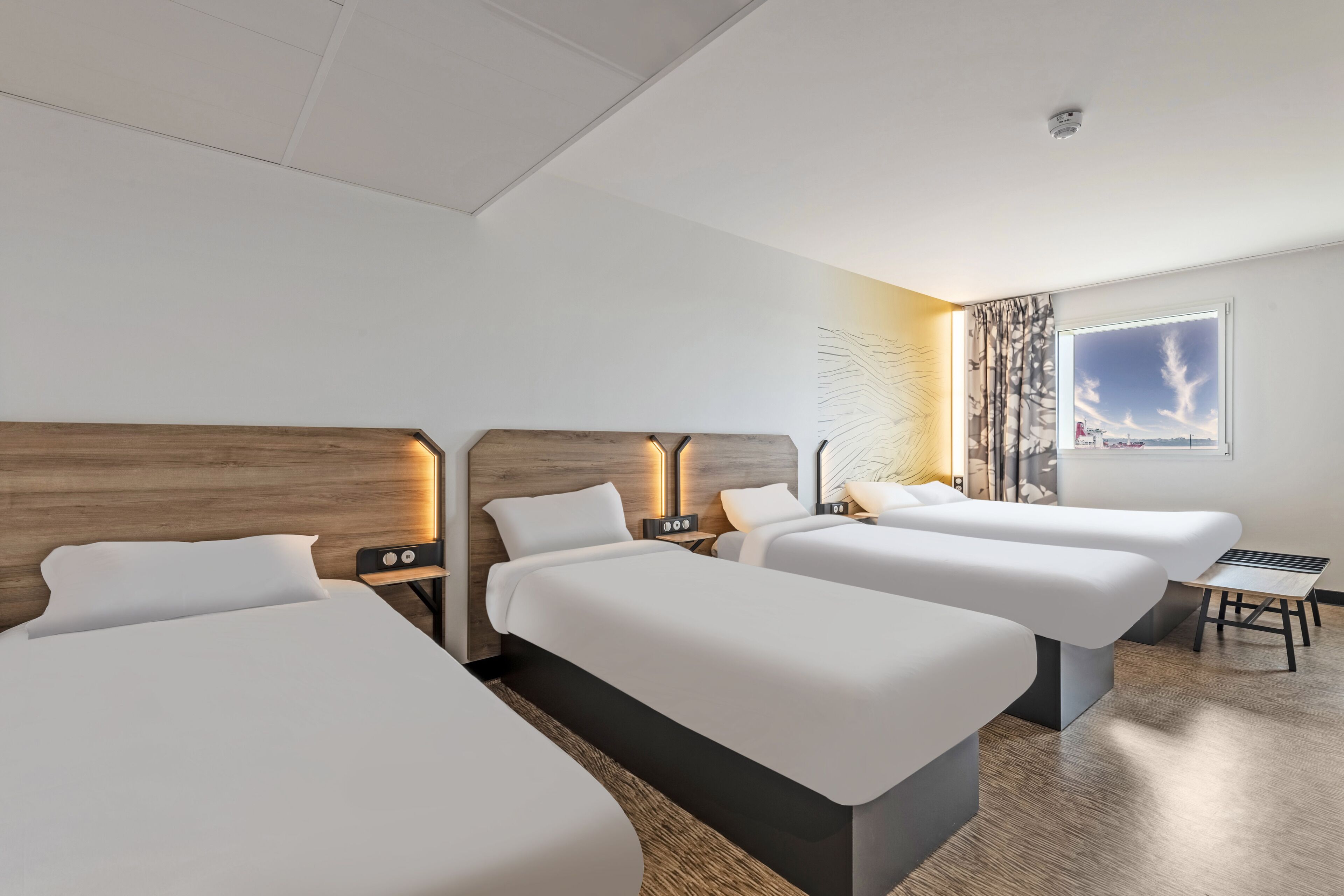 family room, non smoking | 1 bedroom, desk, free wifi, bed sheets