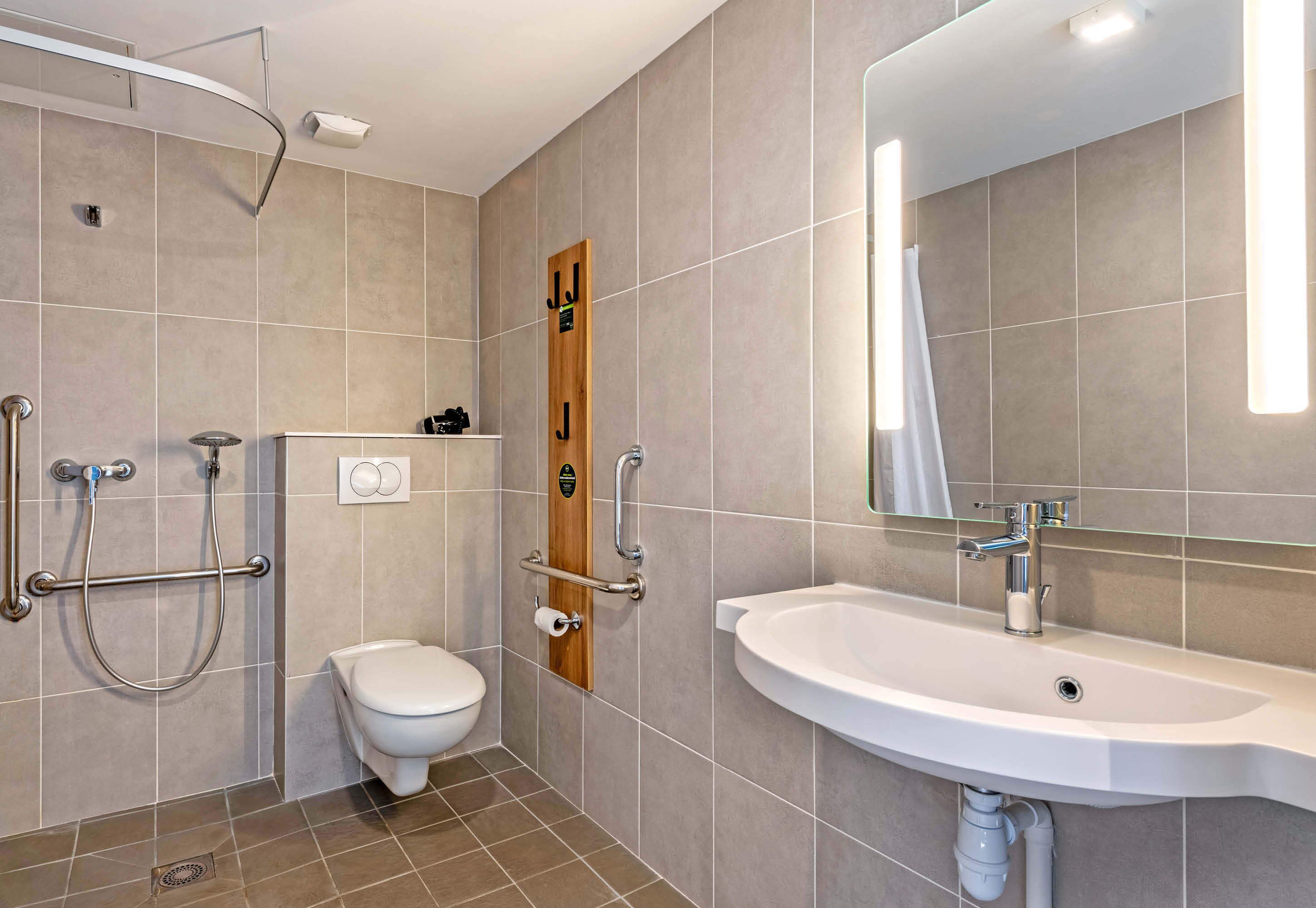 double room, accessible, non smoking | bathroom | shower, towels, soap, shampoo