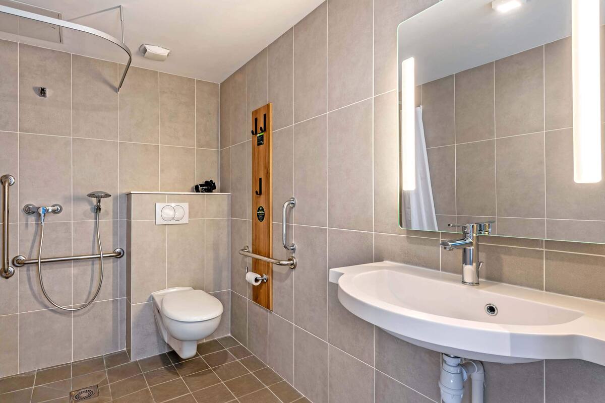 double room, accessible, non smoking | bathroom | shower, towels, soap, shampoo