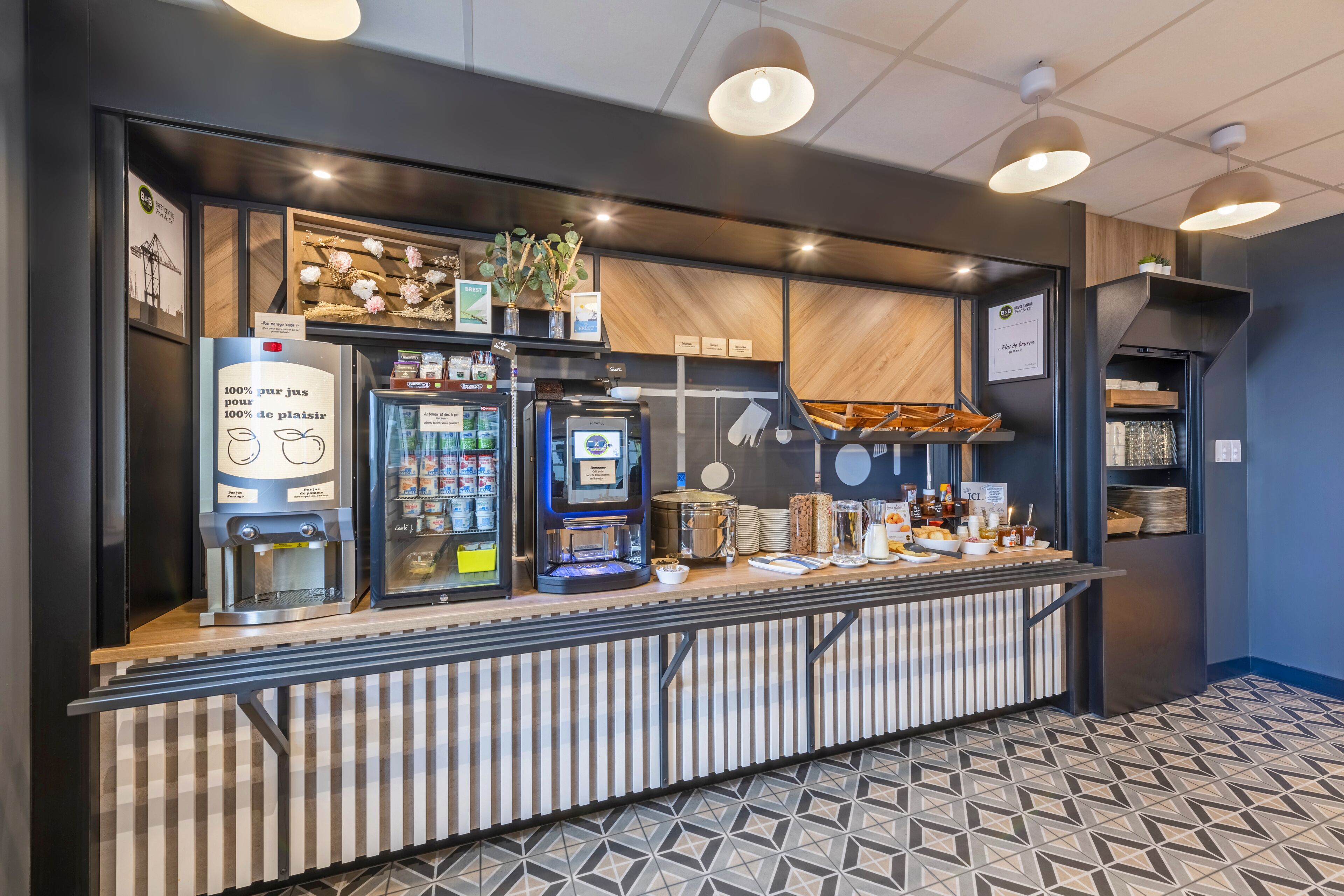 daily buffet breakfast for a fee