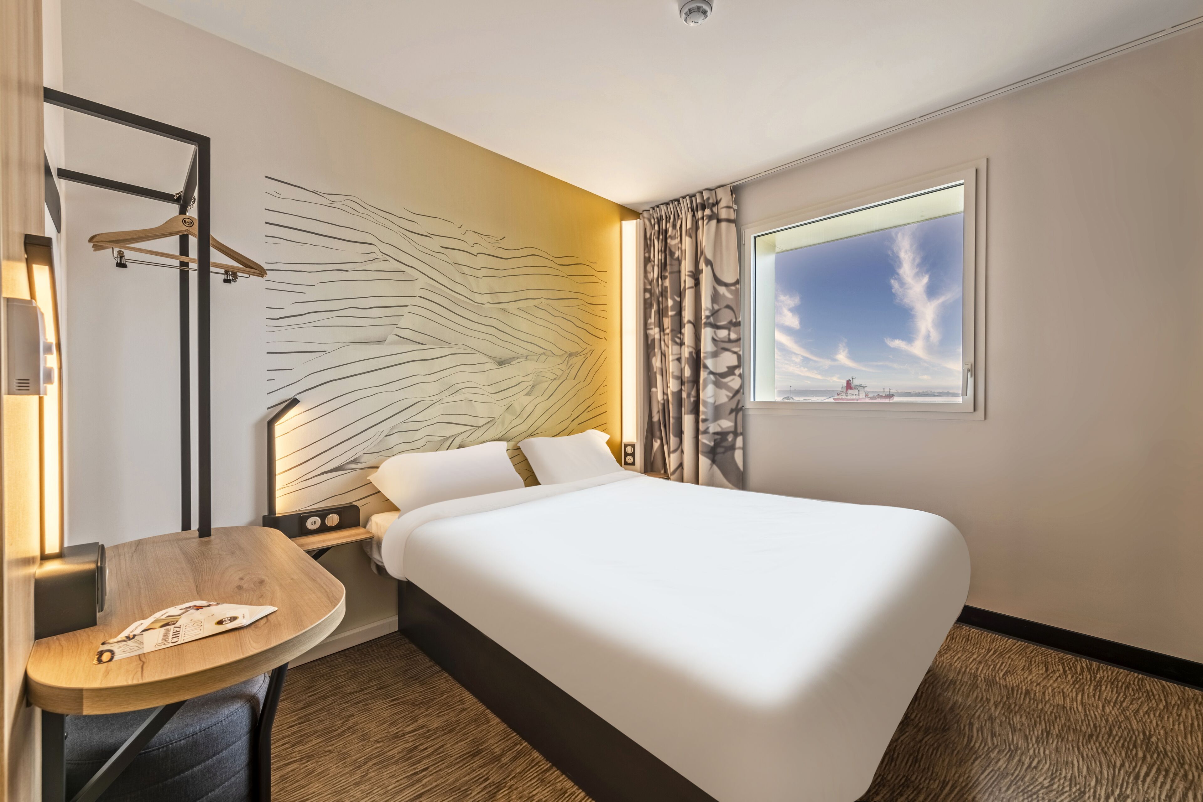 1 bedroom, desk, free wifi, bed sheets