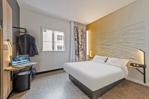 Escritorio, wifi gratis y ropa de cama 