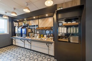 Petit déjeuner buffet servi tous les jours en supplément