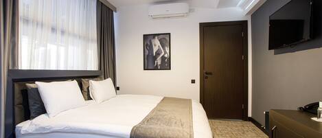 Standard Room | Memory foam beds, minibar, in-room safe, free WiFi