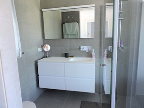 Séchoir à cheveux, serviettes fournies, papier de toilette