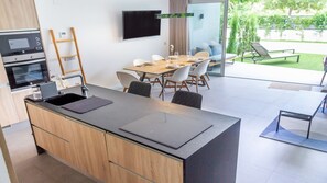 Een koelkast, een microgolfoven, een oven, een kookplaat