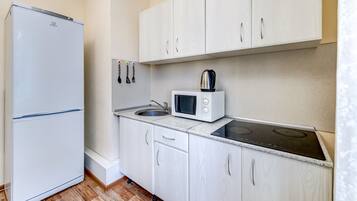 Appartement | Cuisine privée | Grand réfrigérateur, micro-ondes, plaque de cuisson