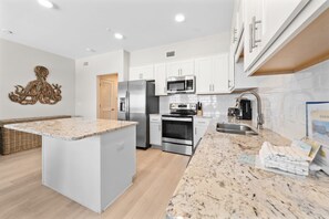 冰箱、微波炉、烤箱、炉灶