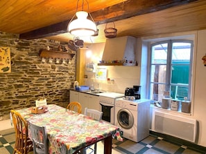 Fridge, microwave, oven - LE PETIT GÎTE - GESPUNSART (GESPUNSART)