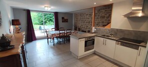 Een koelkast, een microgolfoven, een diepvriezer