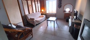 テレビ、暖炉、DVD プレーヤー