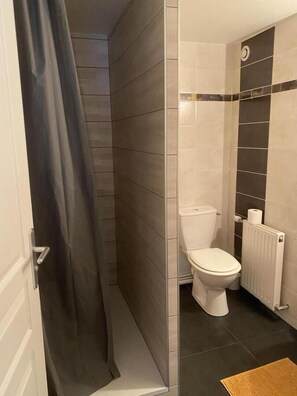 Een douche, handdoeken