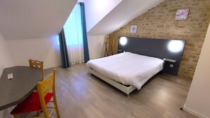 10 bedrooms, wheelchair access - THE BLACKSMITH'S HOUSE (DOUZY)