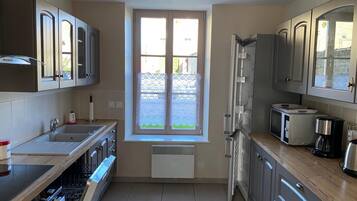 Een koelkast, een magnetron