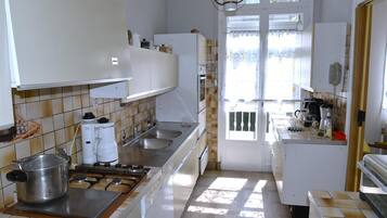 Een koelkast, een microgolfoven