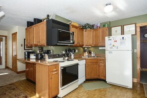 Refrigerador, microondas, lavavajillas y cafetera y tetera