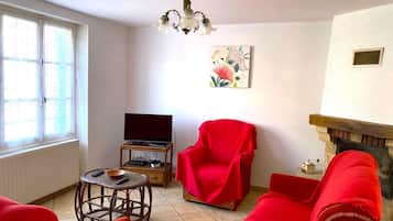 TV, fireplace