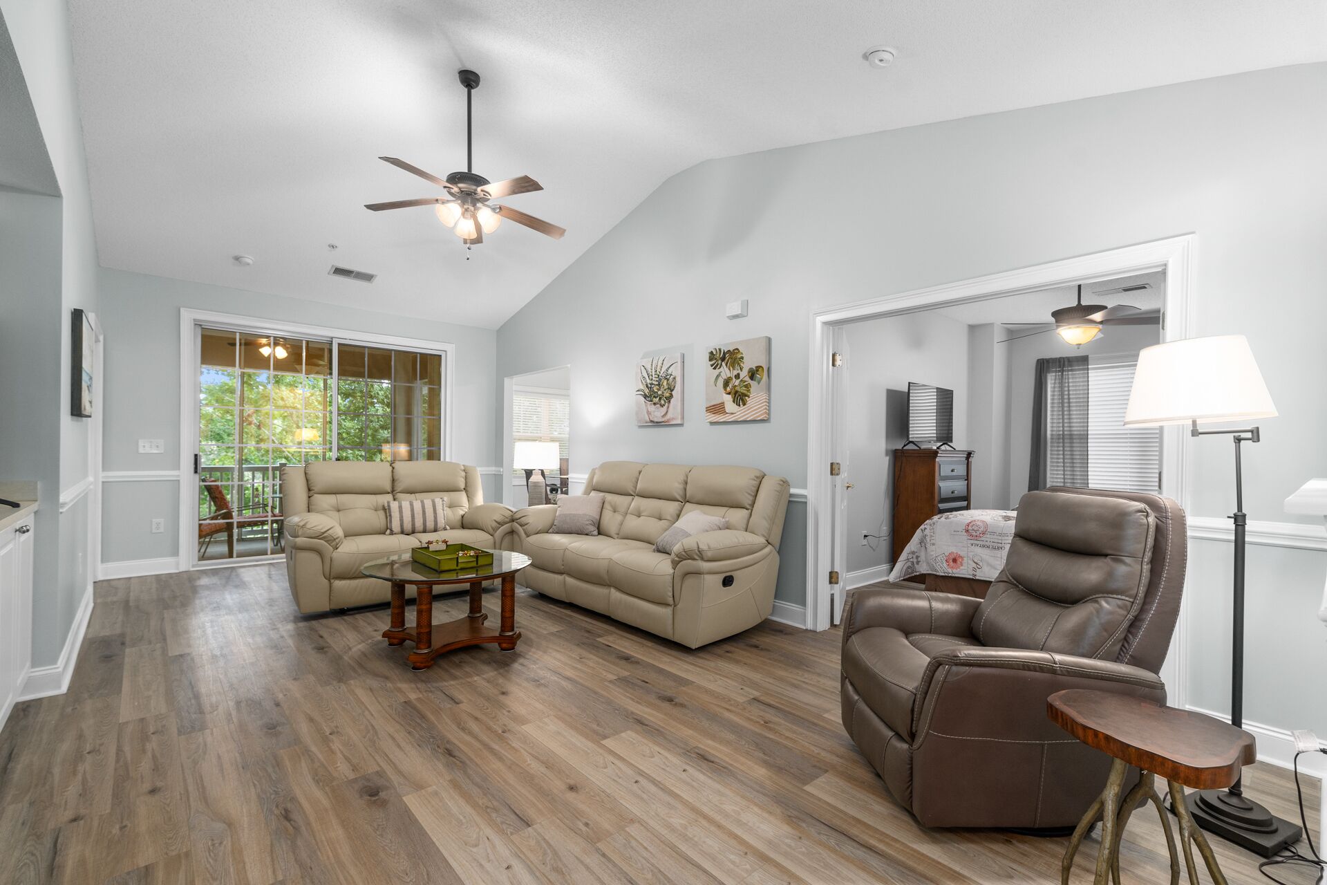 Smart-TV, DVD-spiller og bøker