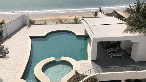 A swimming pool with a view of the beach and ocean. - Villa somone waterfront (Somone)