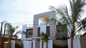 A modern two-story house with a flat roof, a balcony, and a gated entrance. - Villa somone waterfront (Somone)