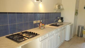 Een koelkast, een microgolfoven, een oven, een kookplaat