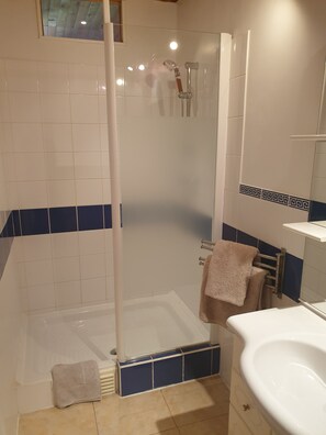 Ensemble douche/baignoire, sĂšche-cheveux, serviettes fournies, savon