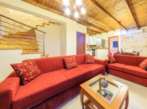 Traditional-Villa, 3 Schlafzimmer, Poolblick | Wohnbereich | 42-Zoll-Smart-TV mit Satellitenempfang, Fernseher, Kamin