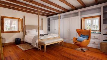 5 bedrooms, iron/ironing board, WiFi, bed sheets